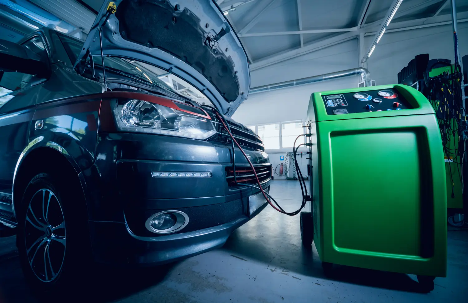 Wartung der Klimaanlage im Auto. Tankstelle.